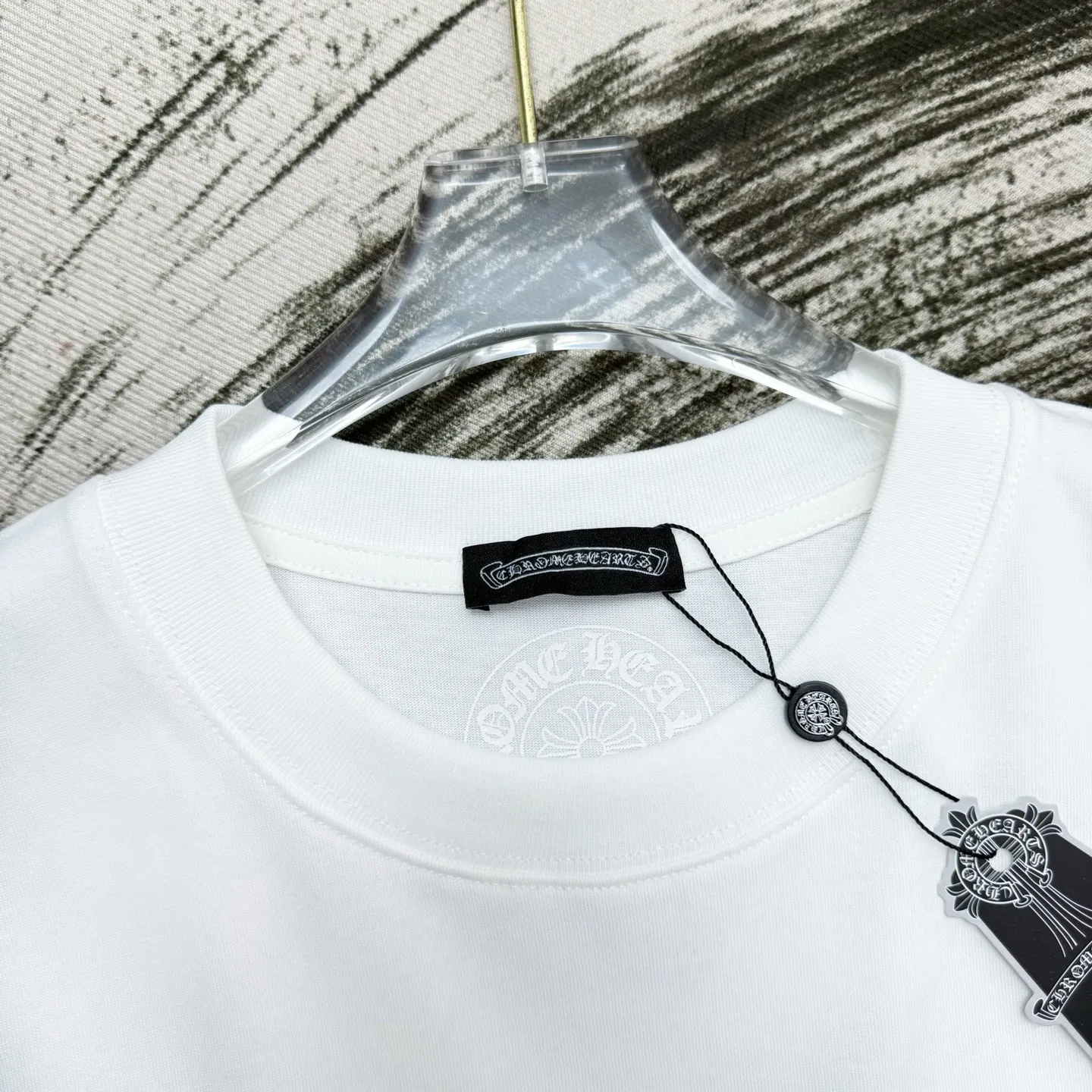 P190 Newly added white ChromeHearts Miami limited-edition horseshoe long-sleeve, the same style as ChromeHearts counters. Made of 280g pure cotton fabric, 32 count double yarn. Very textured on the handle. Three-dimensional and atmospheric. Versatile and easy to wear in autumn. Simple and elegant. The upper body effect is very good with the os version. Suitable for all body types. Soft and comfortable. CH letter offset printing on the front and horseshoe Sanskrit offset printing on the back. Small markings on the hem. Resistant to machine washing. Does not fade or deform. Complete accessories. Original mold opening, perfect restoration of zp 2:1, same style for men and women, versatile and not picky, size s m l xl color black white